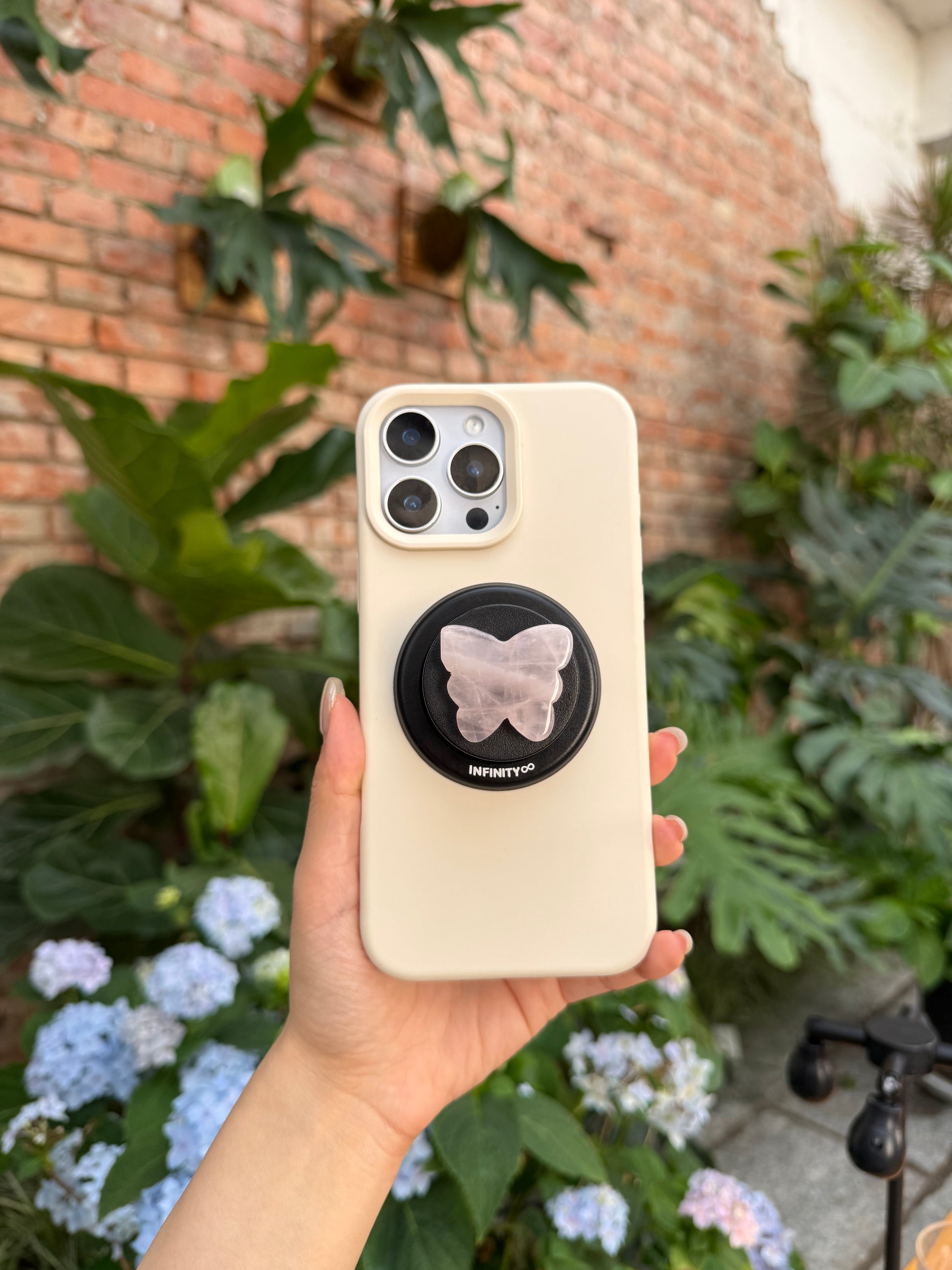 rose quartz phone grip black version